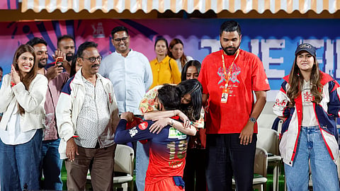 nushka Sharma hugged Virat Kohli after RCB's IPL final qualification