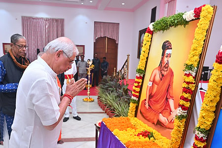 TVK, DMK criticise Governor Rajendra Vishwanath Arlekar paying tribute to Thiruvalluvar image in saffron attire