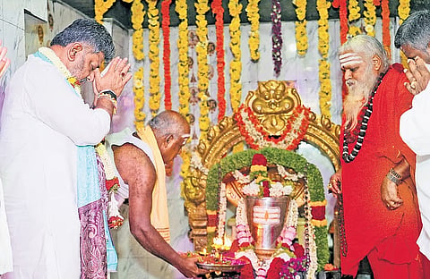 Chief Minister DK Shivakumar prays at the Gangadhareshwara temple at Sri Kadasiddheshwara Mutt in Tumakuru district on Saturday