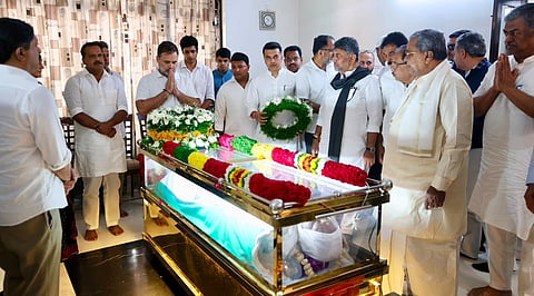  Rahul Gandhi paid tribute to Suraj Hegde, AICC Secretary and former In-charge of the Indian Youth Congress, and met his family in Bengaluru 