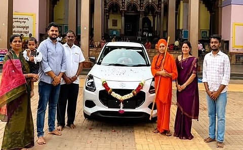 ತಮ್ಮ ಶಿಕ್ಷಕರಿಗೆ ಕಾರು ಉಡುಗೊರೆ ನೀಡಿದ ವಿದ್ಯಾರ್ಥಿ 