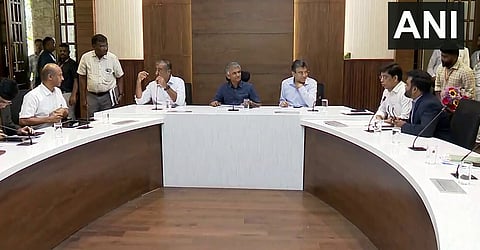 'ಗುಂಡಿ ಇಲ್ಲದ ರಸ್ತೆ ನಿರ್ಮಾಣ ರಾಕೆಟ್ ಸೈನ್ಸಾ?': 13 ದಿನಗಳ ನಂತರ ಬೆಂಗಳೂರು ನಗರಾಭಿವೃದ್ಧಿ ಸಚಿವರಾಗಿ ಅಧಿಕಾರ ವಹಿಸಿಕೊಂಡ ಕೃಷ್ಣ ಭೈರೇಗೌಡ ಮೊದಲ ಸಭೆಯಲ್ಲೇ ಅಧಿಕಾರಿಗಳಿಗೆ ತರಾಟೆ-Video