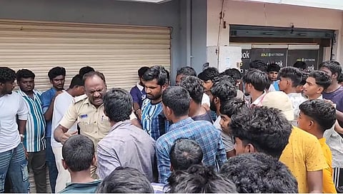 One rupee T-shirt offer triggers rush at Shop in Chintamani