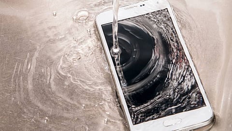 Even if the phone is waterproof, water must not touch these 5 parts