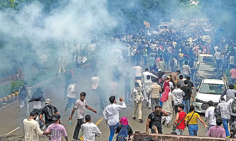 Violent Clash Near Jantar Mantar as Protesters Attack Police, Five Injured