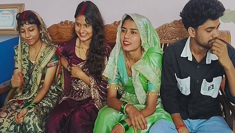 ಒಬ್ಬ ಯುವಕನನ್ನ ವಿವಾಹವಾದ ಮೂವರು ಸಹೋದರಿಯರು
