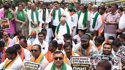 Karnataka BJP stages protest against Cauvery order
