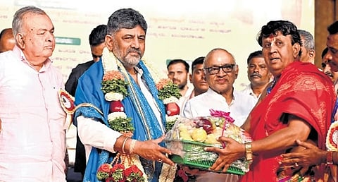 CM DK Shivakumar felicitated by Karnataka State Muzrai Devaalayagala Archakara Agamikara Mathu Naukarara Sangha in Bengaluru on Wednesday. 