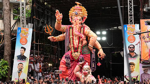 ಮುಂಬೈ: 22 ಅಡಿ ಎತ್ತರದ ಗಣೇಶನ ಪ್ರತಿಮೆ ಬಿದ್ದು ಇಬ್ಬರು ಸಾವು, ಐವರಿಗೆ ಗಾಯ! Video