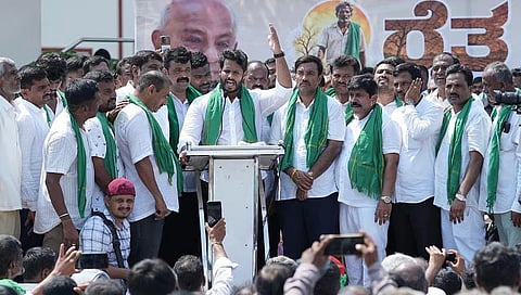 ರೈತ ಸ್ವಾಭಿಮಾನಿ ಯಾತ್ರೆಯಲ್ಲಿ ನಿಖಿಲ್ ಕುಮಾರಸ್ವಾಮಿ 