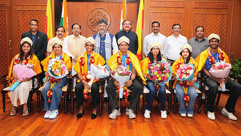 cm dk shivakumar with medalist