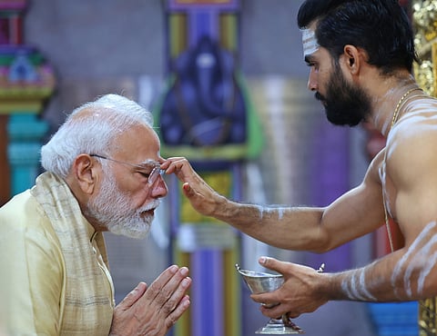 ಸಾರ್ವಜನಿಕ ಸೇವೆಯಲ್ಲಿ 25 ವರ್ಷ ಪೂರೈಸಿದ ಪ್ರಧಾನಿ ಮೋದಿ; ಬೆಳ್ಳಂಬೆಳಗ್ಗೆ ವಿನಾಯಕ ದೇವಸ್ಥಾನದಲ್ಲಿ ವಿಶೇಷ ಪೂಜೆ; Video