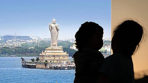 Mom throws 6-year-old into lake, auto driver jumps in to save her