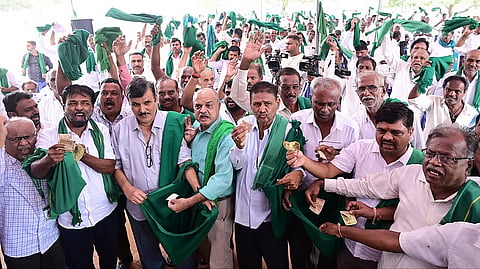 Farmers, led by Karnataka Sugarcane Growers' Association president Kurubur Shanthakumar, stage a protest 