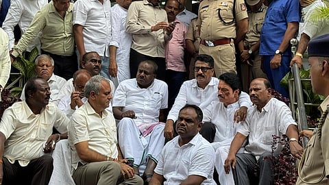 HD Kumaraswamy denies threatening police