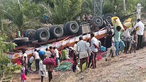 Onion-laden truck overturns in Raichur