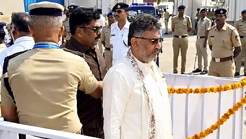 ಸಿಎಂ ಜೊತೆ ತೆರಳದಂತೆ ಸಚಿವರನ್ನು ತಡೆದ ಪೊಲೀಸ್ ಅಧಿಕಾರಿ
