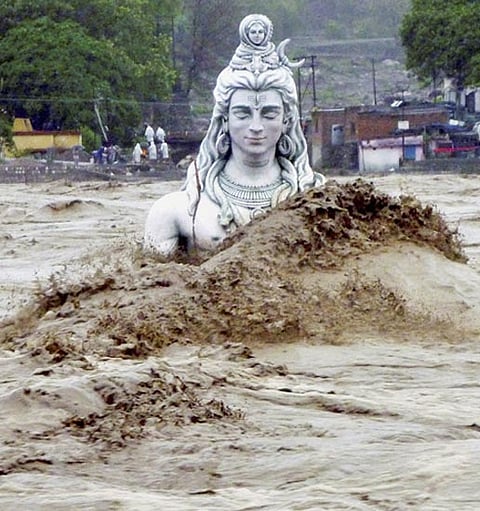 ಪ್ರವಾಹದಲ್ಲಿ ಮುಳುಗಿರುವ ಹೃಷಿಕೇಶದ ಬೃಹತ್ ಗಾತ್ರದ ಶಿವನ ಮೂರ್ತಿ