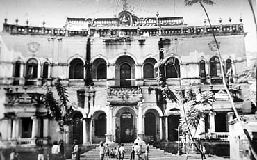 ಬೊಂಬಾಟ್ ಬಂಗಲೆ