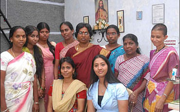 ಡ್ರೀಂ ವೀವರ್ಸ್ ನೌಕರರೊಂದಿಗೆ ಸಿರಿಲ್ -ಡೆನ್ನಿಸ್‌