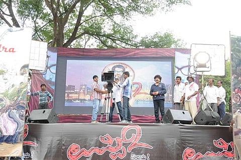 ರಿಯಲ್ ಸ್ಟಾರ್ ಉಪೇಂದ್ರ ಅವರ ಹುಟ್ಟುಹಬ್ಬದಂದೇ(ಸೆ.18) 'ಉಪ್ಪಿ 2' ಚಿತ್ರ ಬೆಂಗಳೂರಿನ ಕಂಠೀರವ ಸ್ಟುಡಿಯೋದಲ್ಲಿ ಭರ್ಜರಿಯಾಗಿ ಸೆಟ್ಟೇರಿತು. ಆ ಕ್ಷಣದ ಕೆಲವು ಛಾಯಾಚಿತ್ರಗಳು...