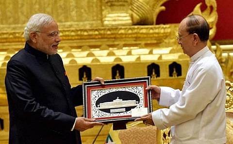 ಪ್ರಧಾನಿ ನರೇಂದ್ರ ಮೋದಿ ಅವರಿಗೆ ಮ್ಯಾನ್ಮಾರ್‌ನ ಅಧ್ಯಕ್ಷ ಯು ಥೆನ್ ಸೀನ್ ಅವರು ಸ್ಮರಣಿಕೆ ನೀಡಿ ಗೌರವಿಸಿದರು.