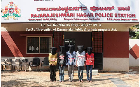 ಬೆಂಕಿ ಇಟ್ಟಿದ್ದೂ ಅಲ್ಲದೆ ಪ್ರತಿಭಟನೆ ಮಾಡಿದ್ರು!