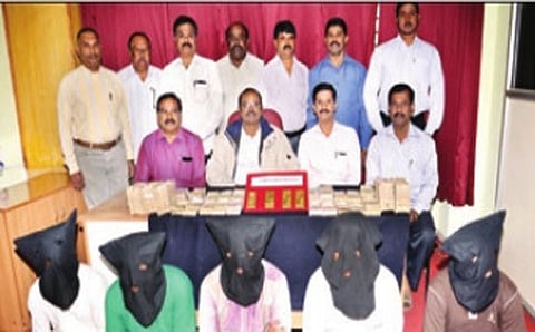 ಬಂಧಿತ ಆರೋಪಿಗಳ ಜತೆ ಸಿಸಿಬಿ ಪೊಲೀಸ್ ಸಿಬ್ಬಂದಿ