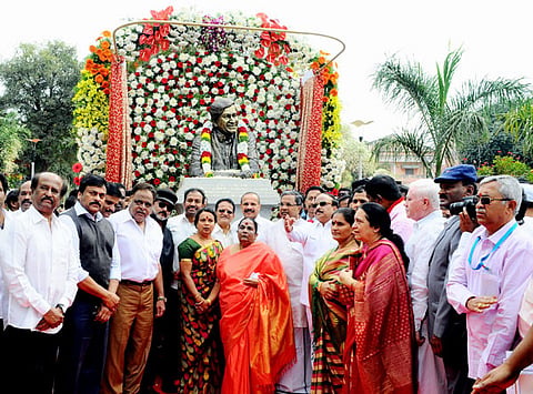 ಬೆಂಗಳೂರಿನ ಕಂಠೀರವ ಸ್ಡುಡಿಯೋದಲ್ಲಿ ನಿರ್ಮಿಸಲಾಗಿರುವ ವರನಟ ಡಾ. ರಾಜ್ ಕುಮಾರ್ ಅವರ ಸ್ಮಾರಕವನ್ನು ಮುಖ್ಯಮಂತ್ರಿ ಸಿದ್ದರಾಮಯ್ಯ ಅವರು ಶನಿವಾರ ಉದ್ಘಾಟಿಸಿದರು. ಕಾರ್ಯಕ್ರಮದಲ್ಲಿ ತಮಿಳು ಸೂಪರ್ ಸ್ಟಾರ್  ರಜನಿಕಾಂತ್, ತೆಲುಗು ಸೂಪರ್ ಸ್ಟಾರ್ ಚಿರಂಜೀವಿ, ಸಚಿವರಾದ ಅಂಬರೀಶ್, ಉಮಾಶ್ರೀ ರೋಷನ್‌ಬೇಗ್, ರಾಮಲಿಂಗಾ 