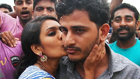 ಕೊಚ್ಚಿಯ ಮರೀನ್ ಡ್ರೈವ್ ಮೈದಾನದಲ್ಲಿ ಕಳೆದ ಭಾನುವಾರ ಆಯೋಜಿಸಿದ್ದ ಬಹಿರಂಗ ಚುಂಬನ 'ಲವ್ ಆಫ್ ಕಿಸ್'ನಡೆಸಲು ಹೊರಟಿದ್ದವರನ್ನು ಪೊಲೀಸರು ವಶಕ್ಕೆ ತೆಗೆದುಕೊಂಡರು. ವಿರೋಧದ ನಡುವೆಯೂ ಕೆಲವರು ಪರಸ್ಪರ ಕಿಸ್ ಕೊಟ್ಟುಕೊಂಡು ತಮ್ಮ ಪ್ರೀತಿ ಪ್ರದರ್ಶಿಸಿದರು.