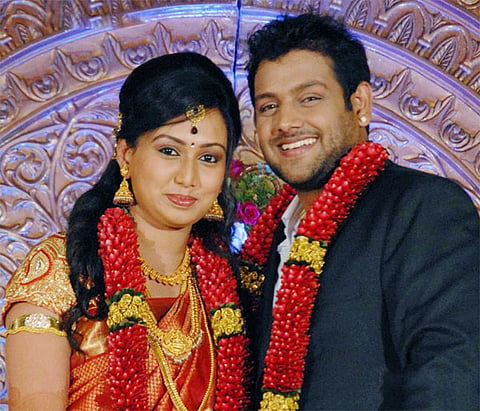 ಚಿತ್ರರಂಗದ ನಟ ನಟಿಯರು ಮದುವೆಯಾದರೆ ಅದು ಮಾಮೂಲಿ ಸುದ್ದಿ. ಆದರೆ ಒಬ್ಬ ನಟ, ನಟಿ ಪ್ರೀತಿಸಿ ಮದುವೆ ಆದರೆ ಅದು ವಿಶೇಷ. ಇಂಥ ವಿಶೇಷ ಮದುವೆಗೆ ಸಾಕ್ಷಿಯಾಗಿದ್ದು ನಟ ವಿಶ್ವಾಸ್ ಮತ್ತು ನಟಿ ಸ್ಪೂರ್ತಿ. ಪೆರೋಲ್ ಚಿತ್ರದಲ್ಲಿ ಅಭಿನಯಿಸಿ ಕಾಲ್ಗೆಜ್ಜೆ ಚಿತ್ರದಲ್ಲಿ ನಾಯಕನಾಗಿ ಕಾಣಿಸಿಕೊಂಡು ಚಿತ್ರರಂಗದಲ್ಲಿ ಬೆಳೆಯುತ