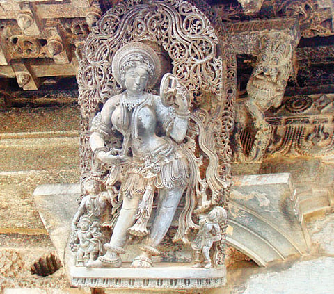 1. ದರ್ಪಣ ಸುಂದರಿ: ಈ ಸುಂದರ ಶಿಲಾಬಾಲಿಕೆ ತನ್ನ ಎಡಗೈಯಲ್ಲಿ ಕನ್ನಡಿ ಹಿಡಿದು ಬಲಗೈಯಲ್ಲಿ ಕುಂಕುಮ ಹಿಡಿದು ತನ್ನ ಹಣೆಗೆ ಹಚ್ಚಿಕೊಳ್ಳಲು ಕನ್ನಡಿ ನೋಡಿಕೊಳ್ಳುತ್ತಿದ್ದಾಳೆ. ಕನ್ನಡಿಯ ಹಿಂಭಾಗದಲ್ಲಿ ಕಟ್ಟು ಇದ್ದು, ಅದು ಆಧುನಿಕ ಕನ್ನಡಿಯಂತಿದೆ! ಸುಂದರವಾದ ಆಭರಣಗಳನ್ನುಧರಿಸಿರುವ ಇವಳು, ಕಾಳಿದಾಸನು ಮೇಘದೂತದಲ್ಲಿ