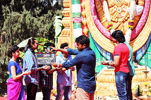'ಬೆಳ್ಳಿ' ಚಿತ್ರದ ಮೊದಲ ಶಾಟ್ ಗೆ ಕ್ಲಾಪ್ ಮಾಡುತ್ತಿರುವ ಪುನೀತ್ ರಾಜ್ ಕುಮಾರ್