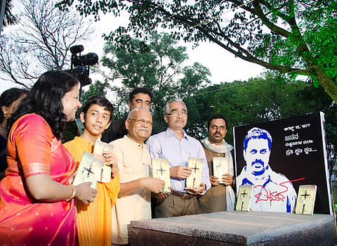 ಪತ್ರಕರ್ತ ಚಂದ್ರಚೂಡ್ ಅವರ 'ಖಾಲಿ ಶಿಲುಬೆ (ಪಾಪಿಯೊಬ್ಬನ ಪ್ರೇಮಪದ್ಯಗಳು) ಕವನ ಸಂಕಲನವು ಬೆಂಗಳೂರಿನ ಚಾಮರಾಜಪೇಟೆಯ ಜಿಂಕೆ ಪಾರ್ಕ್‌ ಸಮೀಪದ ಲಿಂಗಾಯತ ರುದ್ರಭೂಮಿಯಲ್ಲಿ ಬಿಡಗಡೆಯಾಯಿತು.ಪ್ರಕಾಶಕ ಡಾ.ರವೀಂದ್ರ ಎಚ್‌.ಎನ್‌., ಹಿರಿಯ ಸಾಹಿತಿಗಳಾದ ಹಂಪನಾ, ಬೊಳುವಾರು ಮಹಮ್ಮದ್‌ ಕುಂಞಿ, ದೂರದರ್ಶನ ಕಾರ್ಯನಿರ್ವಾಹಕಿ