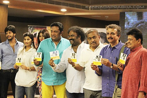 ಬೆಂಗಳೂರಿನ ಗೋಲ್ಡ್ ಫಿಂಚ್ ಹೋಟೆಲಿನಲ್ಲಿ ನಡೆದ ಪ್ರಕಾಶ್ ರೈ ಅವರ 'ಒಗ್ಗರಣೆ' ಚಿತ್ರದ ಧ್ವನಿ ಸುರುಳಿ ಬಿಡುಗಡೆ ಸಮಾರಂಭದಲ್ಲಿ ಮಂಡ್ಯ ರಮೇಶ್, ಹಂಸಲೇಖ, ಜಯಂತ್ ಕಾಯ್ಕಿಣಿ, ನಟಿಯರಾದ ಸ್ನೇಹ, ಸಂಯುಕ್ತಾ ಬೆಳವಾಡಿ, ಬಿ. ಸುರೇಶ್, ಸಂಗೀತ ನಿರ್ದೇಶಕ ವಿ. ಹರಿಕೃಷ್ಣ, ಶೈಲಜಾ ನಾಗ್, ಸುಧಾ ಬೆಳವಾಡಿ, ಎಂ.ಜಿ ಸತ್ಯ ಮತ