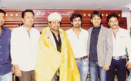 ಅನೀಝ್ Buzz...