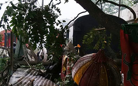 ಹಳಿ ತಪ್ಪಿ ಹನುಮಂತ ದೇವಸ್ಥಾನಕ್ಕೆ ನುಗ್ಗಿದ ರೈಲು