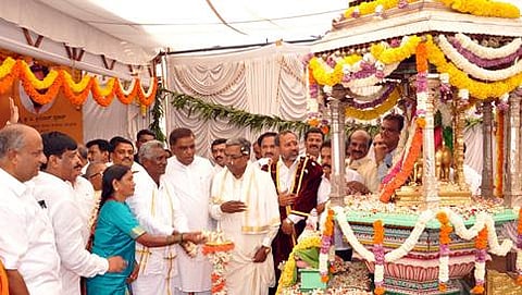 ದಸರಾಗೆ ಚಾಲನೆ ನೀಡುತ್ತಿರುವ ಪುಟ್ಟಯ್ಯ