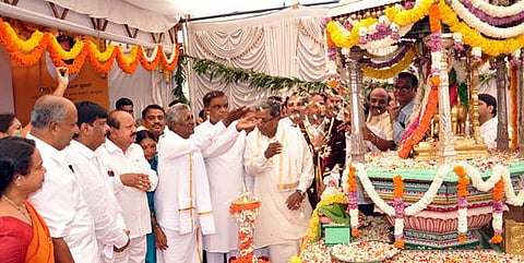 ಎಚ್.ಡಿ. ಕೋಟೆ ತಾಲೂಕು ಮಲಾರ ಕಾಲೋನಿಯ ಪ್ರಗತಿ ಪರ ರೈತ ಪುಟ್ಟಯ್ಯ ಅವರು ನಾಡಹಬ್ಬ, ವಿಶ್ವವಿಖ್ಯಾತ ಮೈಸೂರು ದಸರಾ ಮಹೋತ್ಸವಕ್ಕೆ ಮಂಗಳವಾರ ವಿದ್ಯುಕ್ತ ಚಾಲನೆ ನೀಡಿದರು. ಮುಖ್ಯಮಂತ್ರಿ ಸಿದ್ದರಾಮಯ್ಯ, ಸಚಿವರಾದ ವಿ. ಶ್ರೀನಿವಾಸಪ್ರಸಾದ್, ಟಿ.ಬಿ. ಜಯಚಂದ್ರ, ಡಾ.ಎಚ್.ಸಿ. ಮಹದೇವಪ್ಪ, ಎಚ್.ಎಸ್. ಮಹದೇವ ಪ್ರಸಾದ್,