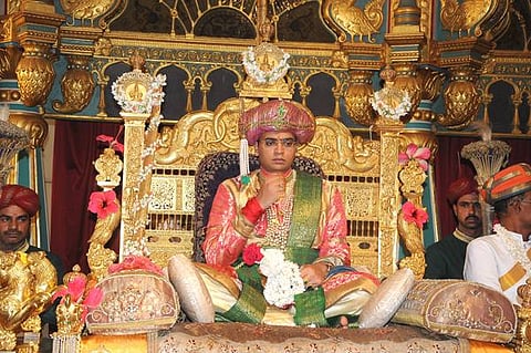 ಹತ್ತು ದಿನಗಳ ಮೈಸೂರು ದಸರೆಗೆ ಮಂಗಳವಾರ ಚಾಲನೆ ಸಿಕ್ಕಿದೆ. ಖಾಸಗಿ ದರ್ಬಾರ್ ಆರಂಭವಾಗಿದೆ. ರಾಜವಂಶಸ್ಥ ಯದುವೀರ ಕೃಷ್ಣದತ್ತ ಚಾಮರಾಜ ಒಡೆಯರ್ ಮೊದಲ ಬಾರಿಗೆ ಚಿನ್ನದ ಸಿಂಹಾಸನ ಏರಿದರು. ಹೆಚ್ಚಿನ ಚಿತ್ರಗಳು ಮುಂದಿವೆ.