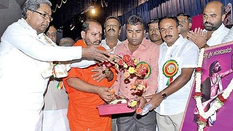 ಕರ್ನಾಟಕ ಪ್ರದೇಶ ಕುರುಬರ ಸಂಘ ಬೆಂಗಳೂರಿನಲ್ಲಿ ಆಯೋಜಿಸಿದ್ದ ಪ್ರತಿಭಾ ಪುರಸ್ಕಾರ ಸಮಾರಂಭದಲ್ಲಿ ಕನಕದಾಸರ ಭಾವಚಿತ್ರಕ್ಕೆ ಮುಖ್ಯಮಂತ್ರಿ ಸಿದ್ದರಾಮಯ್ಯ ಪುಷ್ಪಾರ್ಚನೆ ಸಲ್ಲಿಸಿದರು. ಕ