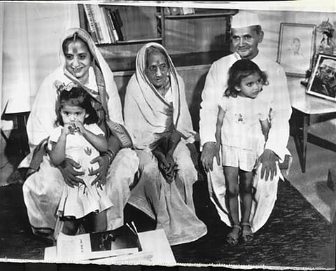 ದೇಶದ ಮಾಜಿ ಪ್ರಧಾನಿ ಲಾಲ್ ಬಹಾದೂರ್ ಶಾಸ್ತ್ರಿ ಅವರ 111ನೇ ಹುಟ್ಟುಹಬ್ಬ. ಸರಳ, ಸಜ್ಜನ, ಪ್ರಾಮಾಣಿಕತೆಗೆ ಹೆಸರಾಗಿದ್ದ ಶಾಸ್ತ್ರೀಜಿಯವರ ಅಪರೂಪದ ಚಿತ್ರಗಳು.