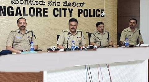 ಸುದ್ದಿಗೋಷ್ಠಿಯಲ್ಲಿ ಪೊಲೀಸ್ ಅಧಿಕಾರಿಗು