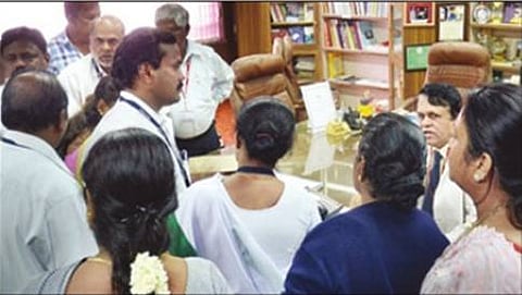 ಪ್ರಭಾರಿ ನಿರ್ದೇಶಕ ಸತೀಶ್ ಚಂದ್ರ ಅವರಿಗೆ ಮುತ್ತಿಗೆ ಹಾಕಿದ ನೌಕರರು