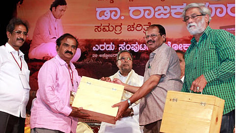 ಡಾ.ರಾಜ್‍ಕುಮಾರ್ ಅವರ ಜೀವನ ಮತ್ತು ಬಣ್ಣದ ಬದುಕಿನ ಕುರಿತ ಪುಸ್ತಕ ಬಿಡುಗಡೆ ( ಕೃಪೆ  ಕೆಪಿಎನ್)