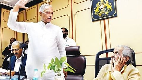 'ಧರೆ ಹೊತ್ತಿ ಉರಿದೊಡೆ' ಸಾಕ್ಷ್ಯಚಿತ್ರ ಬಿಡುಗಡೆ ಕಾರ್ಯಕ್ರಮದಲ್ಲಿ ಮಾಧ್ಯಮ ಅಕಾಡೆಮಿ ಅಧ್ಯಕ್ಷ ಎಂ.ಎ.ಪೊನ್ನಪ್ಪ ಹಾಗೂ ಹಿರಿಯ ಪತ್ರಕರ್ತ ಕೆ.ಸತ್ಯನಾರಾಯಣ