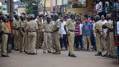 ದಕ್ಷಿಣ ಕನ್ನಡಾ ಜಿಲ್ಲೆಯ ಬಂದ್‍ಗೆ ಶುಕ್ರವಾರ ಅಲ್ಲಲ್ಲಿ ಹಿಂಸಾತ್ಮಕ ಪ್ರತಿಕ್ರಿಯೆಗಳು ವ್ಯಕ್ತವಾಗಿವೆ.