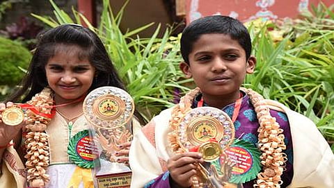 ಕಬ್ಬನ್ ಪಾರ್ಕ್ ನ ಬಾಲಭವನದಲ್ಲಿ ಮಕ್ಕಳ ದಿನಾಚರಣೆ ಪ್ರಯುಕ್ತ ಶೌರ್ಯ ಪ್ರಶಸ್ತಿ ಸ್ವೀಕರಿಸಿದ ಸಿಯಾ ವಾಮನಸಾ ಮತ್ತು ಎಂ.ಸಿದ್ದೇಶ್