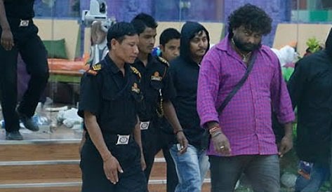 ಬಿಗ್ ಬಾಸ್ ಕಾರ್ಯಕ್ರಮದಿಂದ ಹುಚ್ಚ ವೆಂಕಟ್ ಅವರನ್ನು ಹೊರಹಾಕುತ್ತಿರುವ ದೃಶ್ಯ