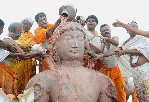 ಬಾಹುಬಲಿಗೆ ಮಸ್ತಕಾಭೀಷೇಕ... ಮೈಸೂರಿನ ಗೋಮ್ಮಟಗಿರಿಯಲ್ಲಿರುವ ಭಗವಂತ ಬಾಹುಬಲಿ ವಿಗ್ರಹಕ್ಕೆ ಮೈಸೂರಿನ ಜೈನ ಭಕ್ತರು ಮಹಾ ಮಸ್ತಕಾಭೀಷೇಕ ನೆರವೇರಿಸಿದರು.